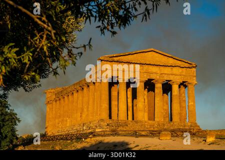 Italie, Sicile, Agrigente, site du patrimoine mondial de l'UNESCO, Vallée des temples, vieille ville d'Akragas, Temple grec de Concordia (Tempio della concordia, en italien), l'un des temples grecs anciens les plus grands et les mieux conservés Banque D'Images