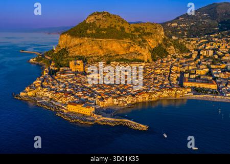 Italie, Sicile, mer Tyrrhénienne, province de Palerme, Cefalu, centre historique (vue aérienne) Banque D'Images