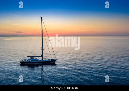 Italie, Sicile, mer Tyrrhénienne, province de Palerme, Cefalu, voilier (vue aérienne) Banque D'Images