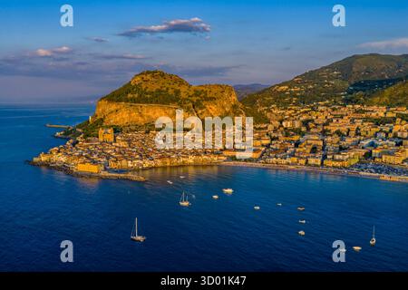 Italie, Sicile, mer Tyrrhénienne, province de Palerme, Cefalu, centre historique (vue aérienne) Banque D'Images