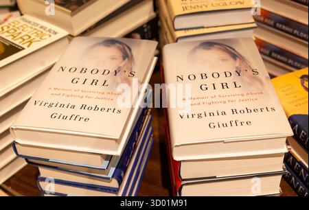 Londres, Royaume-Uni 21 octobre 2025 'Nobody's Girl' par Virginia Roberts Giuffre qui est publié aujourd'hui. Jeffrey Epstein survivante Virginia Giuffre, dans ses propres mots. Virginia Giuffre a révélé dans un mémoire posthume qu’elle a enduré des cauchemars « avides, des hommes houleux sur moi », des années après avoir déclaré qu’elle avait été exploitée sexuellement par Jeffrey Epstein et ses affiliés. Crédit : Mark Thomas/Alamy Live News Banque D'Images