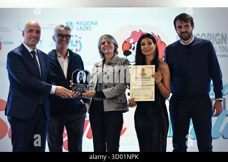 Actualités - Premi Nazionali ed Internazionali Manlio Scopigno e Felice Pulici Massimo Maestrelli, Elisabetta Esposito et Souaila Mia lors de la cérémonie de remise des prix nationaux et internationaux Manlio Scopigno et Felice Pulici, dans la salle de presse du stade Olympique, le 19 octobre 2025, Rome, Italie. Rome Stadio Olimpico Italie Copyright : xDomenicoxCippitellix/xLiveMediax LPN 2093618 Banque D'Images