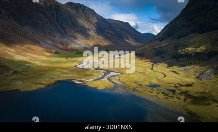 Vue aérienne estivale de Glen Coe avec Loch Achtriochtan au premier plan, Lochaber, Écosse Banque D'Images