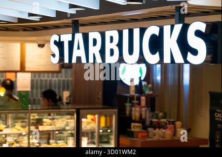 Hong Kong, Chine. 20 octobre 2025. Magasin de café Starbucks de la chaîne multinationale américaine et logo affiché. Crédit : SOPA images Limited/Alamy Live News Banque D'Images