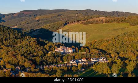 Vue aérienne de l'hôtel Peebles Hydro à la lumière de l'automne en fin de soirée, Peebles, Scottish Borders, Scotland Banque D'Images