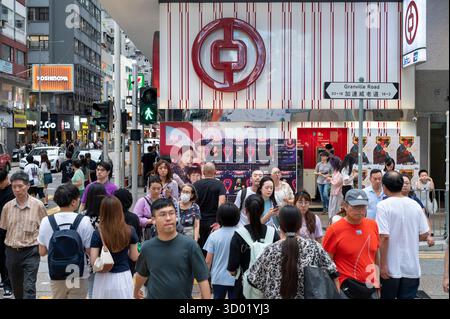 Hong Kong, Chine. 20 octobre 2025. Des piétons traversent la rue devant la succursale de la banque commerciale d'État chinoise Bank of China. (Photo de Sebastian Ng/SOPA images/SIPA USA) crédit : SIPA USA/Alamy Live News Banque D'Images