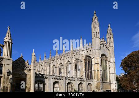 Flèches et contreforts le long de King's College Chapel vu depuis King's Parade, Cambridge, Angleterre, Royaume-Uni Banque D'Images