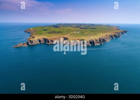 France, Morbihan, Île de Groix, toute l'île vue du ciel, du dessus de la pointe de Pen-Men (vue aérienne) Banque D'Images