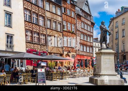 France, Ille-et-Vilaine, Rennes, centre historique, place du champ-Jacquet bordée de maisons à colombages du XVIIe siècle, statue de Jean Leperdit, maire de Rennes à la Révolution Banque D'Images