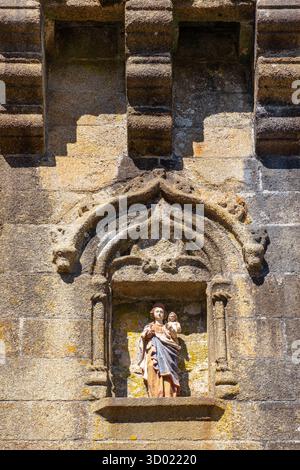 France, Ille-et-Vilaine, Fougères, quartier médiéval de la ville basse, château du 12th siècle, porte notre-Dame et Vierge à l'enfant du 14th siècle Banque D'Images