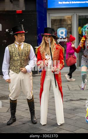 Londres, Royaume-Uni. 21 octobre 2025. Amanda Holden, dans une équipe de maîtres d'anneau avec certains des acteurs de 'Come Alive, the Greatest Showman Circus Spectacular' devant Global Radio à Leicester Square Londres Royaume-Uni crédit : Ian Davidson/Alamy Live News Banque D'Images