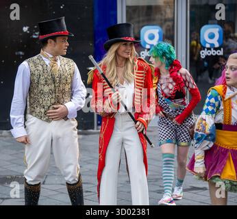 Londres, Royaume-Uni. 21 octobre 2025. Amanda Holden, dans une équipe de maîtres d'anneau avec certains des acteurs de 'Come Alive, the Greatest Showman Circus Spectacular' devant Global Radio à Leicester Square Londres Royaume-Uni crédit : Ian Davidson/Alamy Live News Banque D'Images