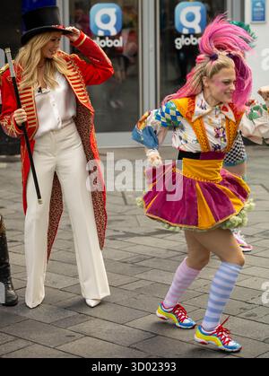 Londres, Royaume-Uni. 21 octobre 2025. Amanda Holden, dans une équipe de maîtres d'anneau avec certains des acteurs de 'Come Alive, the Greatest Showman Circus Spectacular' devant Global Radio à Leicester Square Londres Royaume-Uni crédit : Ian Davidson/Alamy Live News Banque D'Images