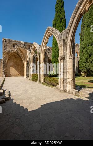 L'abbaye de Bellapais est la ruine d'un monastère construit par des chanoines réguliers au 13ème siècle sur le côté nord du petit village de Bellapais, à Nort Banque D'Images
