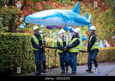Des lanternes géantes sont installées au zoo d'Édimbourg pour le retour du sentier de la Royal Zoological Society of Scotland (RZSS), avec plus de 600 lanternes géantes sur le thème aquatique créées par une équipe de 20 spécialistes des lanternes de Zigong Lanterns en Chine, qui se déroulera à partir du 14 novembre. Les visiteurs du sentier pourront se promener à travers une énorme baleine et explorer un pays des merveilles sous-marin lumineux. Date de la photo : mardi 21 octobre 2025. Banque D'Images