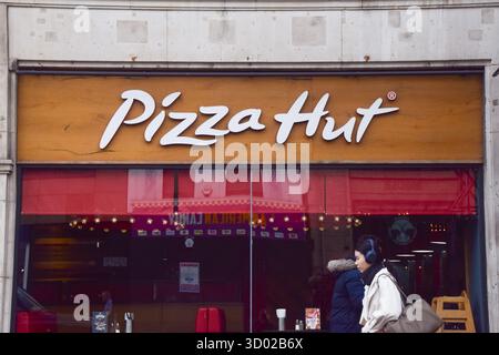 Londres, Royaume-Uni. 21 octobre 2025. Les gens passent devant le restaurant Pizza Hut dans le Strand alors que la société d'exploitation DC London Pie annonce la fermeture de 68 restaurants. Crédit : SOPA images Limited/Alamy Live News Banque D'Images