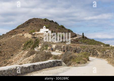 Église grecque blanche traditionnelle sur une colline volcanique aride à Santorin, Grèce. 6 octobre 2025 Banque D'Images