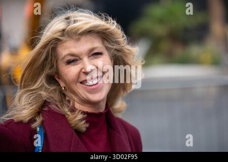 Londres, Royaume-Uni. 21 octobre 2025. Kate Garraway, diffuseur et journaliste, arrive à Global Radio, Leicester Square Londres crédit : Ian Davidson/Alamy Live News Banque D'Images