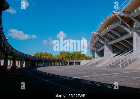Lyon, France : 6 octobre 2025 - vue générale à l'extérieur du Matmut Stadium de Gerland à Lyon, entre l'ancienne arcade et le nouveau stand. Banque D'Images