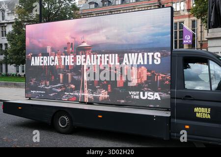 Parliament Square, Londres, Royaume-Uni. 21 octobre 2025. Campagne touristique américaine van “America the Beautiful”, Brand USA lance une campagne touristique mondiale, le tourisme aux États-Unis est en baisse de 6,3%. Credit : Matthew Chattle/Alamy Live News Banque D'Images