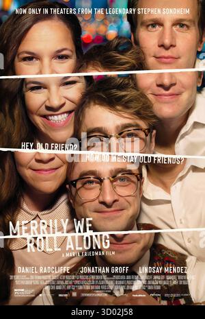Merrily We Roll Along (2025) réalisé par Richard Linklater et mettant en vedette Jonathan Groff, Lindsay Mendez et Daniel Radcliffe. Un compositeur talentueux abandonne ses racines de Broadway et ses amis pour poursuivre le succès en tant que producteur hollywoodien, raconté dans l'ordre chronologique inverse. Affiche AMÉRICAINE À une feuille POUR USAGE ÉDITORIAL UNIQUEMENT. Crédit : BFA / Sony Pictures Classics Banque D'Images