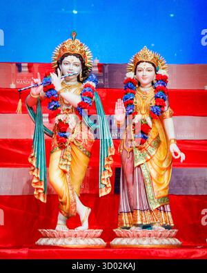 Londres, Royaume-Uni. 20 octobre 2025. Divinités exposées. La fête joyeuse et colorée de Diwali, la fête hindoue des lumières, est célébrée au Shri Swaminarayan Mandir, populairement connu sous le nom de Temple Neasden, avec un festival de cérémonies et de bénédictions, de cultes, d'activités familiales, de nourriture, d'étals et un vif feu d'artifice. Le beau temple traditionnel hindou en pierre est l'un des plus grands construits en dehors de l'Inde. Crédit : Imageplotter/Alamy Live News Banque D'Images