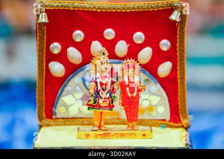 Londres, Royaume-Uni. 20 octobre 2025. Divinités exposées. La fête joyeuse et colorée de Diwali, la fête hindoue des lumières, est célébrée au Shri Swaminarayan Mandir, populairement connu sous le nom de Temple Neasden, avec un festival de cérémonies et de bénédictions, de cultes, d'activités familiales, de nourriture, d'étals et un vif feu d'artifice. Le beau temple traditionnel hindou en pierre est l'un des plus grands construits en dehors de l'Inde. Crédit : Imageplotter/Alamy Live News Banque D'Images