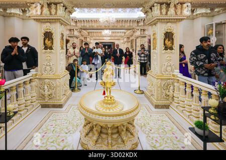 Londres, Royaume-Uni. 20 octobre 2025. Les adorateurs prient et réfléchissent dans une salle élaborée au sein du Mandir. Les gens posent et prennent des clichés avec le bel extérieur. La fête joyeuse et colorée de Diwali, la fête hindoue des lumières, est célébrée au Shri Swaminarayan Mandir, populairement connu sous le nom de Temple Neasden, avec un festival de cérémonies et de bénédictions, de cultes, d'activités familiales, de nourriture, d'étals et un vif feu d'artifice. Crédit : Imageplotter/Alamy Live News Banque D'Images