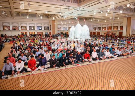 Londres, Royaume-Uni. 20 octobre 2025. Les hommes et les femmes assistent séparément à la cérémonie de Sharda Pujan, reçoivent des bénédictions, réfléchissent et exécutent divers petits rituels, y compris de petites lumières. Également connue sous le nom de « Chopda Pujan », la cérémonie implique la bénédiction de nouveaux livres de comptes et la prière pour le succès et le bonheur dans l'année à venir. La fête joyeuse et colorée de Diwali, la fête hindoue des lumières, est célébrée au Shri Swaminarayan Mandir, populairement connu sous le nom de Temple Neasden, avec un festival de cérémonies et de bénédictions, de cultes, d'activités familiales, de nourriture, d'étals et un vif feu d'artifice. Banque D'Images
