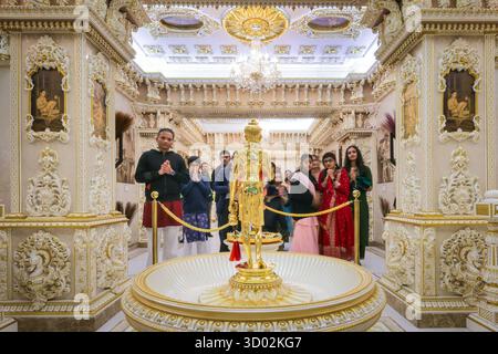 Londres, Royaume-Uni. 20 octobre 2025. Les adorateurs prient et réfléchissent dans une salle élaborée au sein du Mandir. Les gens posent et prennent des clichés avec le bel extérieur. La fête joyeuse et colorée de Diwali, la fête hindoue des lumières, est célébrée au Shri Swaminarayan Mandir, populairement connu sous le nom de Temple Neasden, avec un festival de cérémonies et de bénédictions, de cultes, d'activités familiales, de nourriture, d'étals et un vif feu d'artifice. Crédit : Imageplotter/Alamy Live News Banque D'Images
