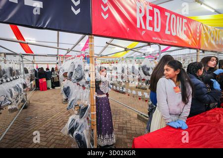 Londres, Royaume-Uni. 20 octobre 2025. Les chaussures sont laissées dans des zones de rangement spéciales à l'extérieur de la tempe. Les gens posent et prennent des clichés avec le bel extérieur. La fête joyeuse et colorée de Diwali, la fête hindoue des lumières, est célébrée au Shri Swaminarayan Mandir, populairement connu sous le nom de Temple Neasden, avec un festival de cérémonies et de bénédictions, de cultes, d'activités familiales, de nourriture, d'étals et un vif feu d'artifice. Crédit : Imageplotter/Alamy Live News Banque D'Images
