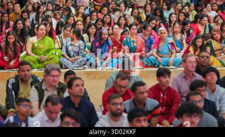 Londres, Royaume-Uni. 20 octobre 2025. Les hommes et les femmes assistent séparément à la cérémonie de Sharda Pujan, reçoivent des bénédictions, réfléchissent et exécutent divers petits rituels, y compris de petites lumières. Également connue sous le nom de « Chopda Pujan », la cérémonie implique la bénédiction de nouveaux livres de comptes et la prière pour le succès et le bonheur dans l'année à venir. La fête joyeuse et colorée de Diwali, la fête hindoue des lumières, est célébrée au Shri Swaminarayan Mandir, populairement connu sous le nom de Temple Neasden, avec un festival de cérémonies et de bénédictions, de cultes, d'activités familiales, de nourriture, d'étals et un vif feu d'artifice. Banque D'Images