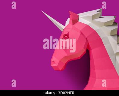 Geometric Pink Unicorn sculpture double fond. Sculpture de licorne géométrique audacieuse et moderne en blanc rose se dresse contre le dos violet rose fendu Banque D'Images