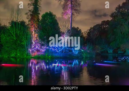 LONDRES, ANGLETERRE - 29 NOVEMBRE 2017 : vue picturale dans les jardins de Kew, décorée et illuminée la nuit avec différentes lumières colorées à Noël Banque D'Images