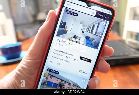location propriété résidentielle site web sur smartphone portable, norfolk, angleterre Banque D'Images