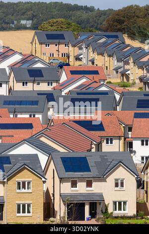 Un nouveau développement de logements à Inverkeithing avec les maisons équipées de panneaux solaires. Banque D'Images
