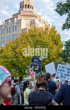 Asheville, États-Unis. 18 octobre 2025. Les manifestants défilent avec des pancartes lors du deuxième rassemblement « No Kings », l'événement d'une journée étant la plus grande action civile de FIF Banque D'Images