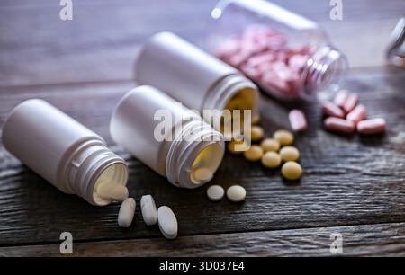 Récipients avec pilules. Substances addictives. Banque D'Images