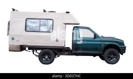 Camionnette rustique convertie en campervan, isolée sur fond blanc Banque D'Images