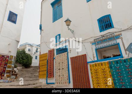 17 mai 2024. Sidi Bou Said, Tunisie. Tapis souvenir touristique accrochés à l'extérieur d'un magasin dans les rues étroites de Sidi Bou Said, un joli village près des ruines tunisiennes de Carthage, Tunis, Tunisie Banque D'Images