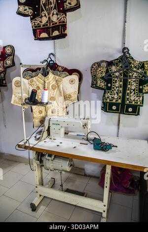 Dambulla, Sri Lanka 10 février 2023. Boutique-atelier Sri lanka robe traditionnelle de mariage et bijoux. bijoux gemmes. machine à coudre, fils et décorations pour veste Banque D'Images