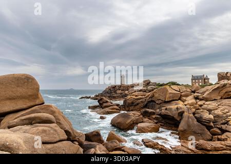 Point de vue sur le phare de Mean Ruz le long de la côte de Bretagne en France Banque D'Images