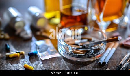 Les substances addictives, y compris l'alcool, les cigarettes et les drogues. Banque D'Images
