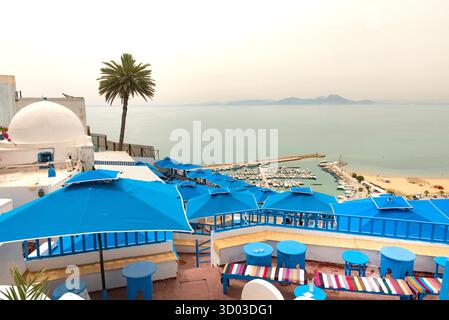 17 mai 2024. Sidi Bou Said, Tunisie. Café des délices ou Café Sidi Chabaane le café le plus célèbre de Sidi Bou Said, l'un des meilleurs endroits pour boire un café avec une vue imprenable sur le port et la Méditerranée, la Tunisie Banque D'Images
