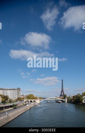 France, Paris 7e - Tour Eiffel : vue sur la Tour Eiffel et la Seine Banque D'Images
