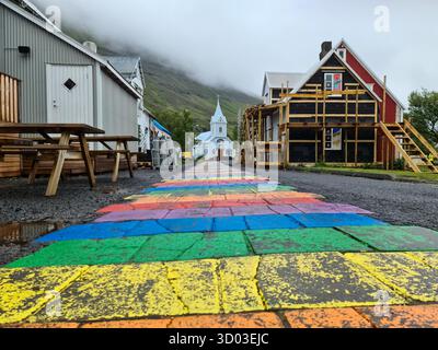 Seydisfjordur, Islande - 23.June 2022: La célèbre route arc-en-ciel de Seydisfjordur avec des bâtiments islandais autour de l'exposition des œuvres d'art peint des murs Banque D'Images