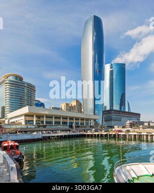 Bakou, Azerbaïdjan - 10 mai 2024 : tours de Port Bakou, hôtel Absheron Bakou et centre des congrès de Bakou sur le front de mer Caspienne. Paysage urbain moderne avec des bateaux sous un ciel bleu Banque D'Images