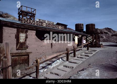 Calico, CA., États-Unis 4/1984. Calico est une ville fantôme et ancienne ville minière du comté de San Bernardino, en Californie, aux États-Unis. Fondée en 1881 en tant que ville minière d'argent. Situé à côté de l'Interstate 15, il se trouve à 3 miles (4,8 km) de Barstow et à 3 miles de Yermo. Walter Knott a acheté Calico dans les années 1950 et reconstruit tous les bâtiments d'origine sauf les cinq autres pour ressembler à ce qu'ils faisaient dans les années 1880 California Historical Landmark #782, et en 2005 a été proclamé par le gouverneur Arnold Schwarzenegger comme étant la ville fantôme de la ruée vers l'argent de Californie. Banque D'Images