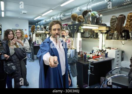 Hambourg, Allemagne. 21 octobre 2025. Le chanteur Max Giesinger se transforme en Harry Potter au maquillage. Giesinger a visité le nouveau casting de la pièce 'Harry Potter et l'enfant enchanté' au Mehr ! Théâtre am Großmarkt. Crédit : Georg Wendt/dpa/Alamy Live News Banque D'Images