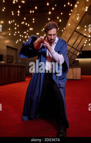 Hambourg, Allemagne. 21 octobre 2025. Le chanteur Max Giesinger se présente comme Harry Potter dans le foyer. Giesinger a visité le nouveau casting de la pièce 'Harry Potter et l'enfant enchanté' au Mehr ! Théâtre am Großmarkt. Crédit : Georg Wendt/dpa/Alamy Live News Banque D'Images